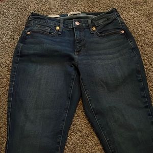 Universal thread/curvy skinny jeans new. Never worn. Mid wise curve.